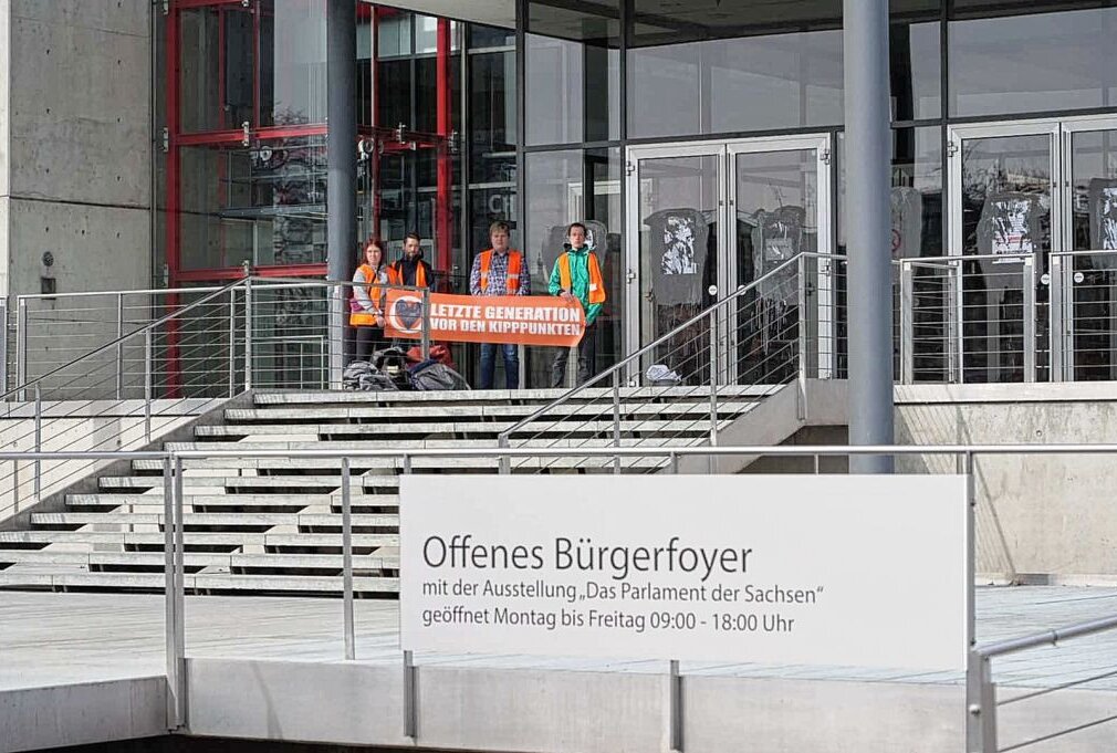 "Letzte Generation" beschmieren Landtag in Dresden - Am heutigen Samstag haben radikale Aktivisten der "Letzten Generation" eine weitere Protestaktion in Dresden gestartet. Foto: xcitepress