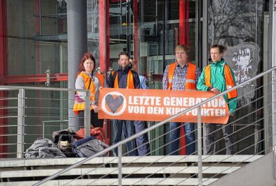 "Letzte Generation" beschmieren Landtag in Dresden - Am heutigen Samstag haben radikale Aktivisten der "Letzten Generation" eine weitere Protestaktion in Dresden gestartet. Foto: xcitepress