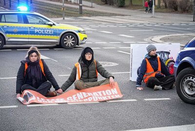 "Letzte Generation" blockiert mit Traktor-Schildern Dresdner Südvorstadt - Einige Aktivistinnen und Aktivisten befestigten sich selbst mit Sekundenkleber an der Straße. Foto: xcitepress