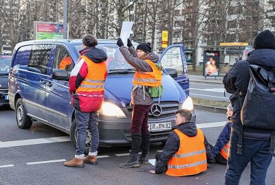 "Letzte Generation" blockiert mit Traktor-Schildern Dresdner Südvorstadt - Wütende Autofahrer fuhren bis auf wenige Zentimeter an die Aktivistinnen und Aktivisten heran. Foto: xcitepress