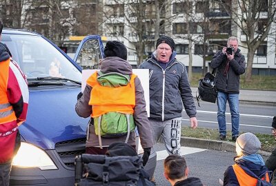 "Letzte Generation" blockiert mit Traktor-Schildern Dresdner Südvorstadt - Wütende Autofahrer fuhren bis auf wenige Zentimeter an die Aktivistinnen und Aktivisten heran. Foto: xcitepress