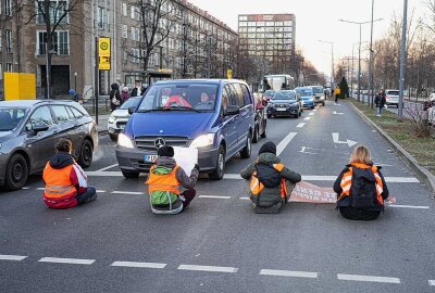 "Letzte Generation" blockiert mit Traktor-Schildern Dresdner Südvorstadt - Der Verkehr staute sich an. Foto: xcitepress