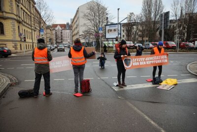Letzte Generation protestiert in Leipzig - Die Letzte Generation hat heute in Leipzig protestiert. Foto: Christian Grube