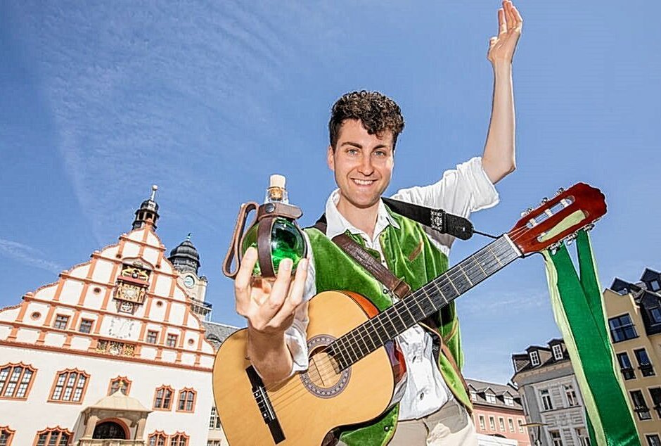 Letzter Auftritt für den singenden Stadtführer in diesem Jahr - Marvin Schaarschmidt geht als singender Stadtführer am Freitag das letzte Mal für dieses Jahr auf Tour durch Plauen. Foto: privat
