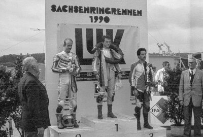 Letzter Sieger auf dem alten Sachsenring würde heute 60 - Die letzte Siegerehrung mit Andre Stamsnijder, Istvan Lovasi und Imrich Majoros (v. l. n. r.) / Foto: Bernd Wohlgemuth / Archiv Thorsten Horn