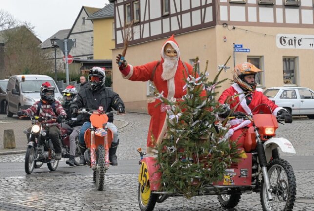 Motorradfahrer des MC Zwönitz kommen an Heiligabend traditionell auf den Markt - so auch heute wieder. Foto: Ralf Wendland
