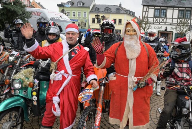 Motorradfahrer des MC Zwönitz kommen an Heiligabend traditionell auf den Markt - so auch heute wieder. Foto: Ralf Wendland