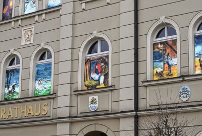 Letztes Fenster am Zwönitzer Adventskalender ist enthüllt - Hinter des Zahl 24 des Zwönitzer Adventskalenders verbirgt sich ein Bild der Heiligen Familie - Maria, Josef und das Christuskind. Foto: Ralf Wendland