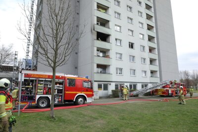 Leuben: Wohnungsbrand im Hochhaus - 