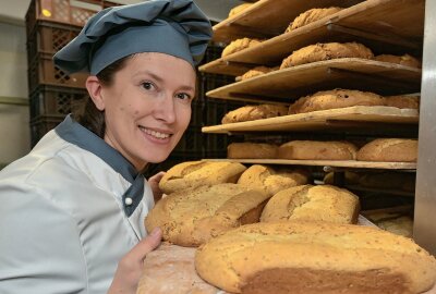 Leukersdorf stimmt sich auf die Weihnachtszeit ein - Karin Kowanda, Inhaberin der Bäckerei und Konditorei Seifert in Leukersdorf, setzt auf Handwerk und Qualität. Foto: Ralf Wendland