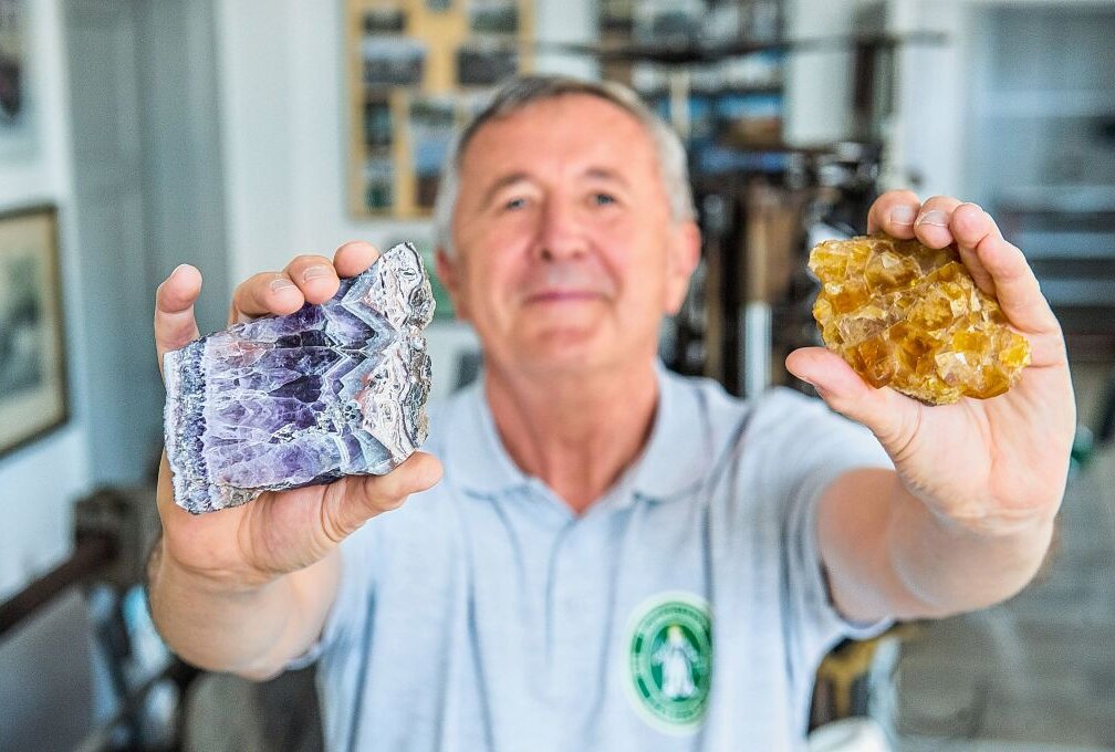 Leukersdorfer sind auf der Spur der Steine - Vereinsvorsitzender Thomas Gruner mit einer kleinen Auswahl an Mineralien, die in der neuen Schau zu sehen sind.Foto: ERZ-Foto/Georg Ulrich Dostmann