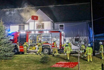 Leutersdorf: Holzstapelbrand greift auf Haus über und verletzt Feuerwehrmann - Der Brand griff rasch auf das Wohnhaus über und setzte den Dachstuhl in Brand. Foto: Xcitepress