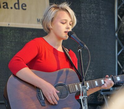 Lichtenauer Musiktalent ist "The Voice of the Sea" - Musik liegt in den Genen. Mit 11 Jahren bekam sie ihre erste Gitarre. Seit dem tritt sie regelmäßig auf. Die Freude daran steht bei ihr im Mittelpunkt.