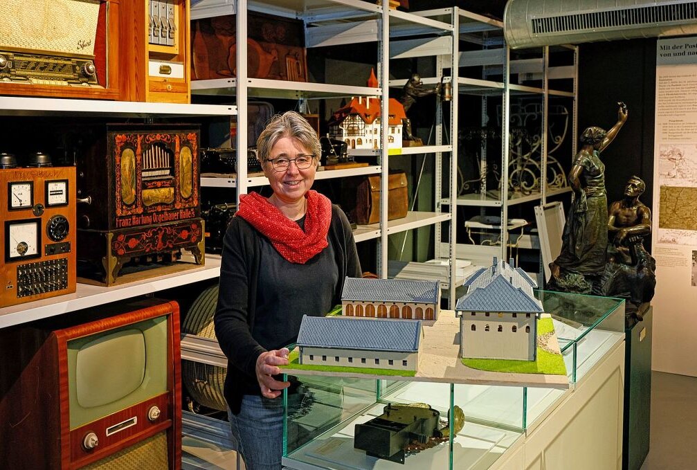 Lichtenstein: Kulturpalais lädt zum Tag der offenen Tür ein - Museumsmitarbeiterin Anne-Sophie-Berner im Schaudepot. Foto: Markus Pfeifer