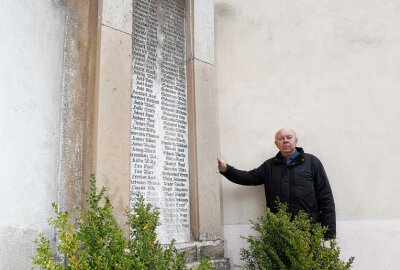 Lichtenstein: Sanierung wird ziemlich teuer - Konrad Geithner am Gefallenen-Denkmal an der Lutherkirche.Foto: Markus Pfeifer