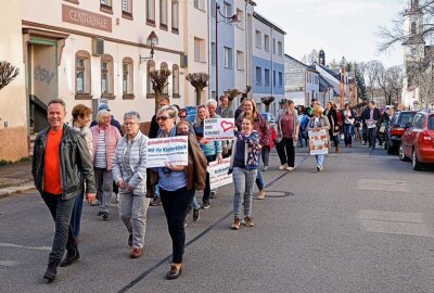 Lichtenstein: Schließung der Kinderklinik wird nicht hingenommen - Der Protestzug auf dem Weg zum Krankenhaus. Foto: Markus Pfeifer