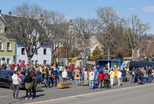Über 200 Bürgerinnen und Bürger demonstrierten auf dem Neumarkt für den Erhalt der Kinderklinik Lichtenstein. Foto: Markus Pfeifer