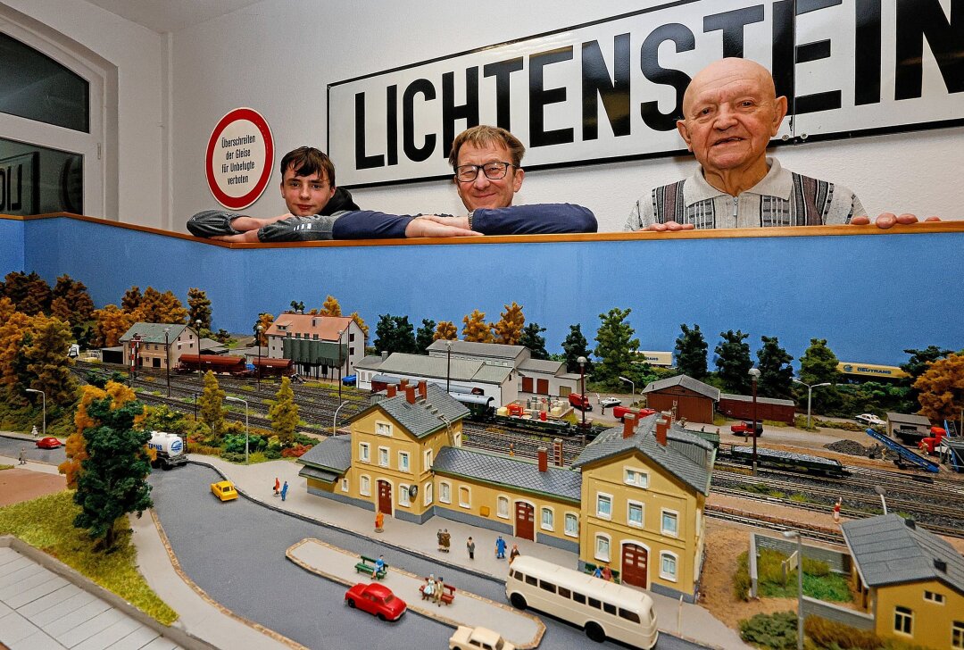 Lichtensteiner Modellbahner zeigen am Wochenende ein Stück Lichtenstein - Bei den Lichtensteiner Modellbahnern mischen alle Generationen mit. Foto: Markus Pfeifer