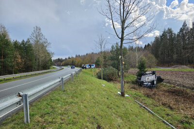 Lichtentanne: PKW verunfallt und überschlägt sich - PKW überschlägt sich in Schönfels bei Starkregen. Foto: Mike Müller