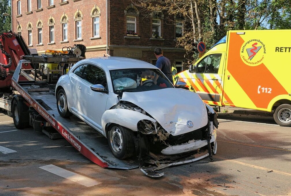 Lichtentanne: vier Verletzte bei Unfall mit Rettungswagen - Unfall zwischen Rettungswagen und VW. Foto: Niko Mutschmann