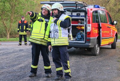 Lichtenwalde: Linienbus kollidiert mit Feuerwehr-Einsatzfahrzeug - Es ging auch darum, die Zusammenarbeit der eingesetzten Kräfte zu koordinieren. Foto: Knut Berger