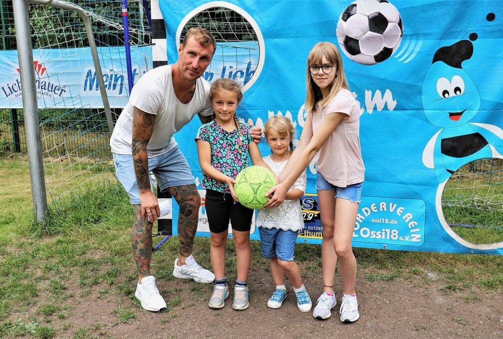 Beim 1. Familiensporttag der SG Lichtenwalde war auch Mike Baumann mit seinen Töchtern Aurelia, Vaiana und Malea (v.l.) dabei. Foto: Knut Berger