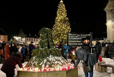 Lichter brennen im Gedenken an die Corona-Opfer in Zwönitz - In Zwönitz haben gestern rund 120 Menschen denjenigen gedacht, die im Erzgebirgskreis seit Beginn der Pandemie an Covid 19 verstorben sind. Foto: Ralf Wendland