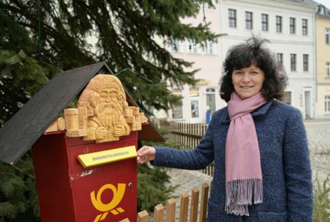 Schneeberg hat den Wunschbriefkasten wieder aufgestellt und man freut sich auf die Wunschzettel der Kinder, wie Heidi Schmidt sagt. Foto: Ralf Wendland
