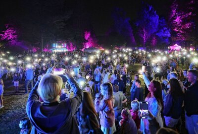 Lichterfest im Gründelpark in Glauchau - Auch die Besucher haben ihre Lichter leuchten lassen. Foto: Andreas Kretschel