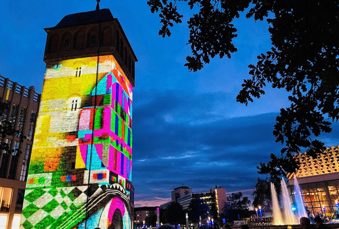 Lichterfestival in Chemnitz heimst Preis ein - Der rote Turm in Chemnitz leuchtete farbenfroh. Foto: Steffi Hofmann