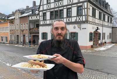 Lichterglanz ist jetzt auch in Zwönitz erloschen - Daniel Frank vom Hotel Roß in Zwönitz gehörte zu den Gastronomen, die das traditionelle Lichtmeß-Essen zubereitet haben. Foto: Ralf Wendland