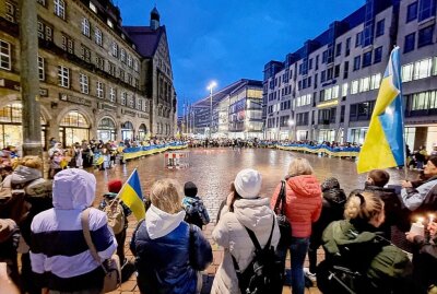 Lichterkette auf dem Marktplatz als Zeichen der Solidarität - Auf dem Chemnitzer Marktplatz bildete sich heute eine Lichterkette als Zeichen der Solidarität für die Ukraine. Foto: Harry Härtel