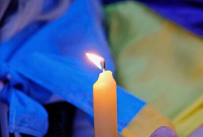 Lichterkette auf dem Marktplatz als Zeichen der Solidarität - Auf dem Chemnitzer Marktplatz bildete sich heute eine Lichterkette als Zeichen der Solidarität für die Ukraine. Foto: Harry Härtel