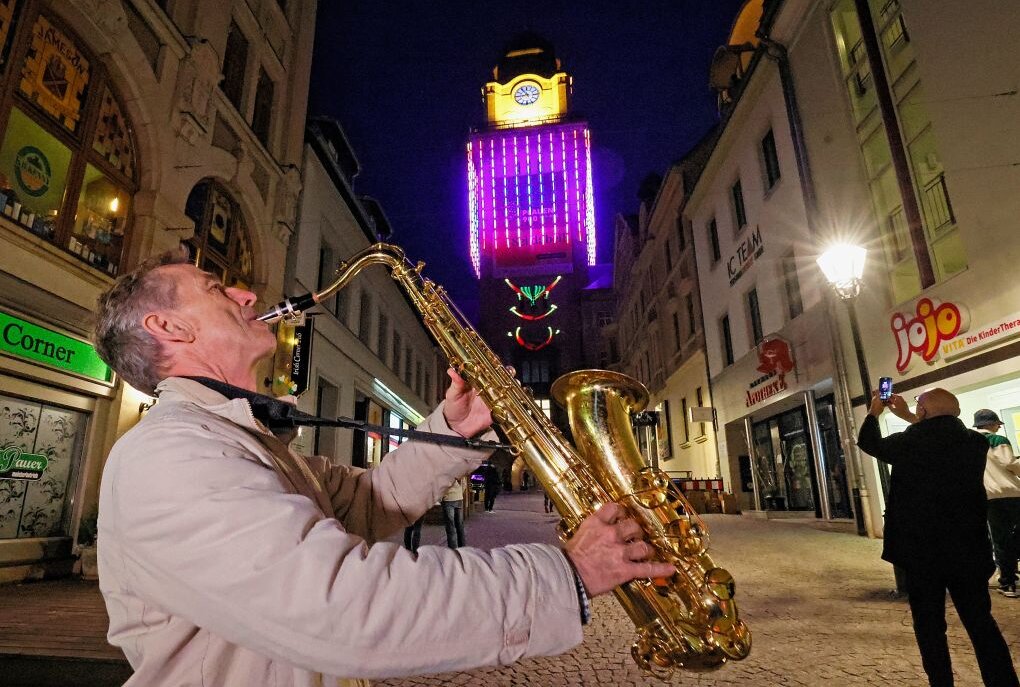 Bei Saxophonklängen von Frank Gareis gingen kürzlich die Lichter zu Plauens großen Acts anlässlich des 900-jährigen Stadtjubiläums an. Foto: Thomas Voigt