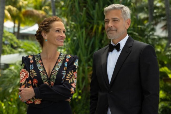Georgia (Julia Roberts) und ihr Ex-Mann David (George Clooney) können sich eigentlich nicht ausstehen. Um ihre Tochter vor einem vermeintlich riesengroßen Fehler zu bewahren, machen sie in "Ticket ins Paradies" trotzdem gemeinsame Sache.