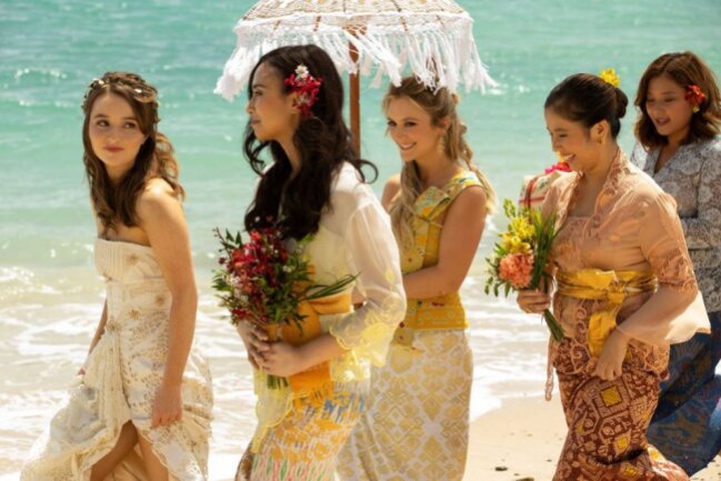 Lily (Kaitlyn Dever, links) hat sich im Bali-Urlaub verliebt und möchte jetzt auch noch heiraten - eine ganz schlechte Idee, finden ihre Eltern.