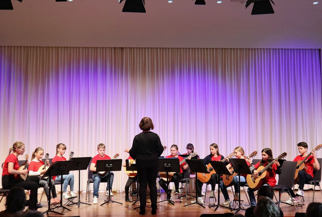 Liebliche Klänge von Zupfinstrumenten in Zwickau - Das Zirlibo beim Fachbereichskonzert 2023 (Foto: Robert Schumann Konservatorium Zwickau)