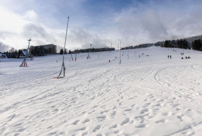 Lifte in Sachsen geschlossen: Ansturm bei Winterwetter auf tschechische Skigebiete - Sonnenschein, kalte Temperaturen und oberhalb von 900 Metern perfekte Skibedingungen - eigentlich. Foto: B&S/Bernd März