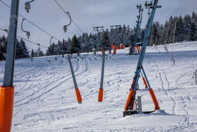 Lifte in Sachsen geschlossen: Ansturm bei Winterwetter auf tschechische Skigebiete -  Sonnenschein, kalte Temperaturen und oberhalb von 900 Metern perfekte Skibedingungen - eigentlich. Foto: B&S/Bernd März