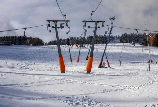 Lifte in Sachsen geschlossen: Ansturm bei Winterwetter auf tschechische Skigebiete -  Sonnenschein, kalte Temperaturen und oberhalb von 900 Metern perfekte Skibedingungen - eigentlich. Foto: B&S/Bernd März