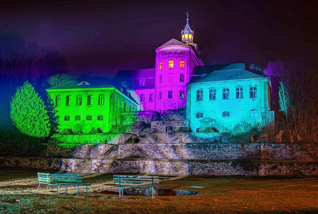 Light up for Rare: Schloss erleuchtet mit bunten Farben - Das Schloss in Hainewalde wurde am Donnerstagabend mit bunten Farben angestrahlt, um ein Zeichen für Menschen mit seltenen Krankheiten zu setzen. Foto: xcitepress/Thomas Baier