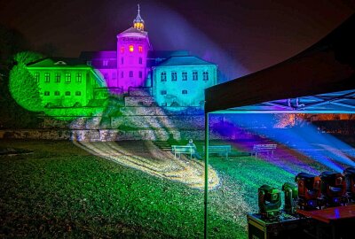 "Light up for Rare": Warum ein sächsisches Schloss in vielen bunten Farben erstrahlt - Das Schloss in Hainewalde wurde am Donnerstagabend mit bunten Farben angestrahlt, um ein Zeichen für Menschen mit seltenen Krankheiten zu setzen. Foto: xcitepress/Thomas Baier