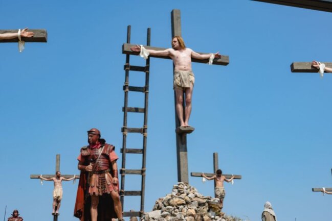 Irgendwo zwischen "Das Leben des Brian" und Klaus Kinski: Max Giermann lässt sich in "Die Geschichte der Menschheit - leicht gekürzt" als Jesus ans Kreuz nageln. Neben ihm wirken noch zahlreiche weitere deutsche Comedy- und Filmstars in der Ensemble-Produktion mit.