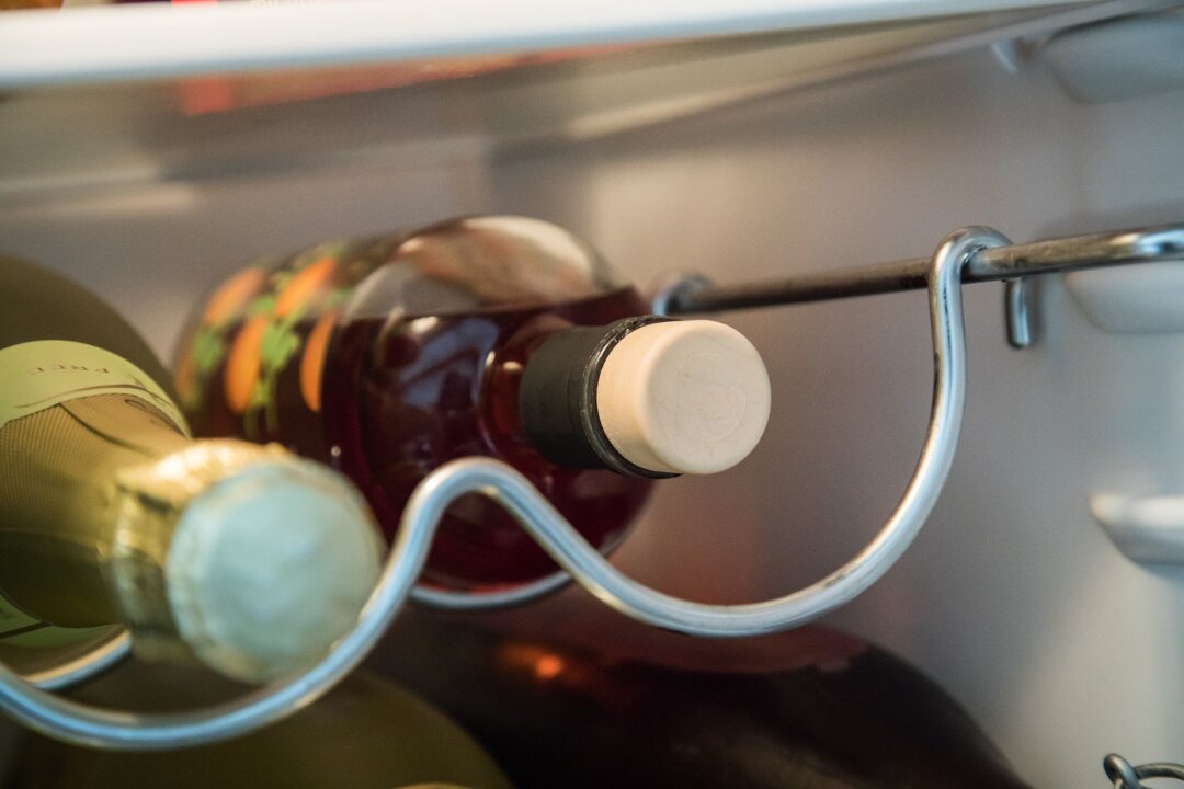 Likörflaschen: Richtige Lagerung für anhaltende Frische - Damit Farbe und Aroma des Arancello-Likörs nicht an Qualität verlieren, sollte die Flasche dunkel, kühl und fest verschlossen aufbewahrt werden - gern auch für den nächsten Spritz gleich neben dem Sekt im Kühlschrank.