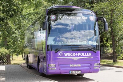 Lila-Weißes Torfeuerwerk in Leukersdorf - Der Veilchen-Bus in Leukersdorf. Foto: Katja Lippmann-Wagner
