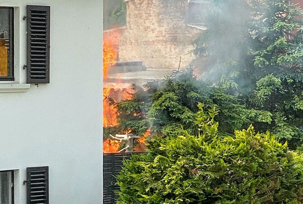 Limbach: Kinderspielhaus brennt - Nachbar verletzt sich bei Löschversuch - In einem Grundstück auf der Herlasgrünerstraße in Limbach stand ein Kinderspielhaus in Vollbrand. Foto: blst