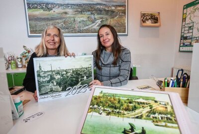 Limbach-Oberfrohan gibt Kalender für das Jahr 2023 heraus - Angela Scholz und Simone Frommhold, Mitarbeiterinnen der Stadtinformation, zeigen den neuen Kalender mit historischen Stadtansichten von Limbach-Oberfrohna für das Jahr 2023. Foto: Toni Söll