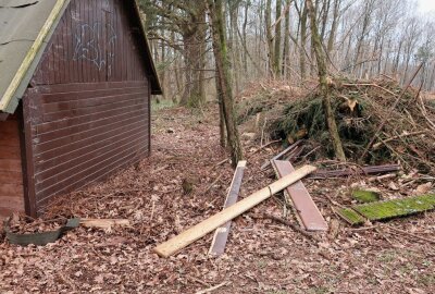 Limbach-Oberfrohna klärt mehrere Fälle von Sachbeschädigung auf - Kurz vor Ostern wurde die einzige Schutzhütte im NSG schwer beschädigt, der Wanderwegweiser zertrümmert. Foto: A.Büchner