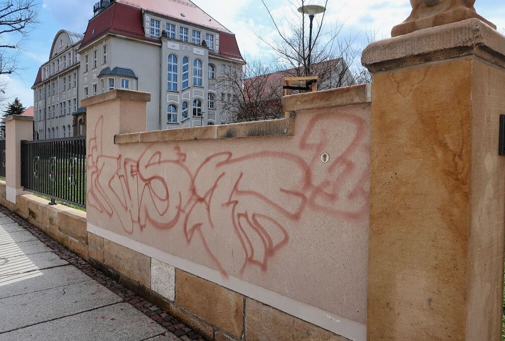 Limbach-Oberfrohna wehrt sich gegen Vandalismus - Die beschmierte Mauer am Gymnasium. Foto: A.Büchner 