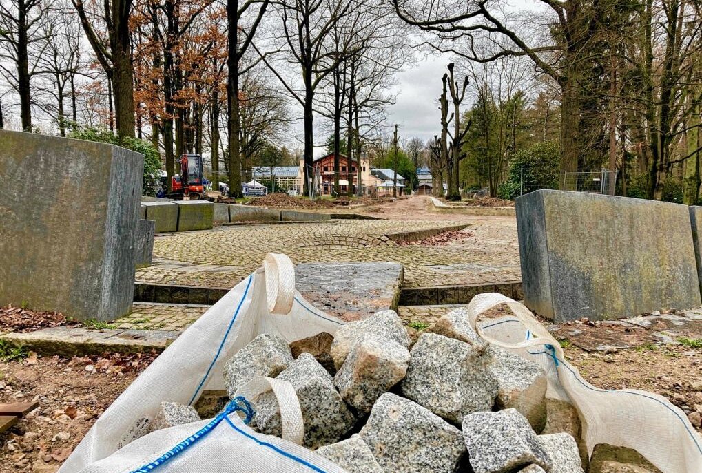 Limbach: Stadtpark muss zeitweise gesperrt werden - Bagger, Bauzäune und Pflastersteine prägen derzeit das Bild im Limbacher Stadtpark. Foto: Steffi Hofmann